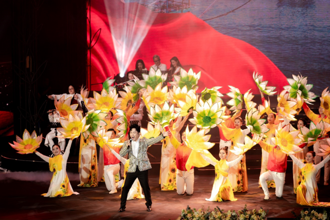 Ca sĩ Tùng Dương biểu diễn tại chương trình. Ảnh: VietArt