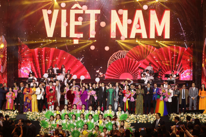 Chủ tịch nước Lương Cường và phu nhân (đứng giữa) cùng tập thể nghệ sĩ tại chương trình. Ảnh: VietArt