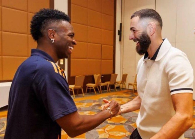 Benzema (phải) động viên Vinicius trước trận chung kết Siêu Cup Tây Ban Nha tối 12/1. Ảnh: Instagram