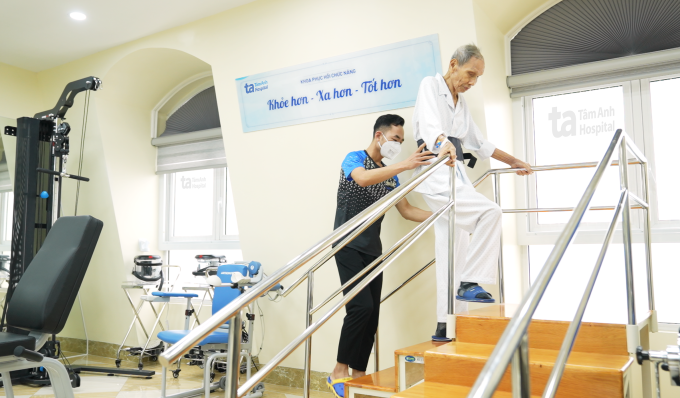 Người bệnh tập phục hồi chức năng sau phẫu thuật chấn thương do té ngã. Ảnh: Bệnh viện cung cấp