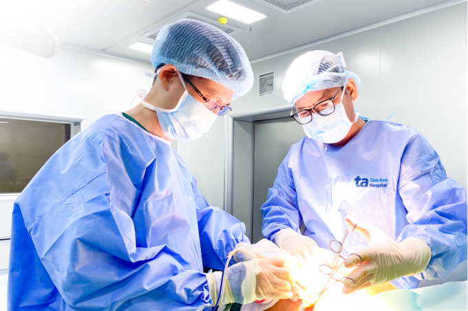 Bác sĩ Tấn cùng êkíp khoa Ngoại Vú - Đầu Mặt Cổ phẫu thuật cho người bệnh. Ảnh minh họa: Bệnh viện Đa khoa Tâm Anh
