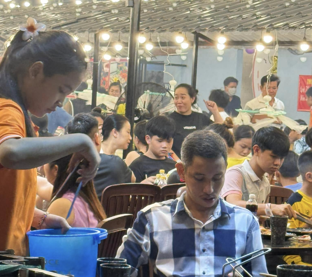 Cuối năm nhiều hàng quán ở TP.HCM trả mặt bằng, đóng cửa: Khách quen ngỡ ngàng- Ảnh 4. Cuối năm nhiều hàng quán ở TP.HCM trả mặt bằng, đóng cửa: Khách quen ngỡ ngàng- Ảnh 4.