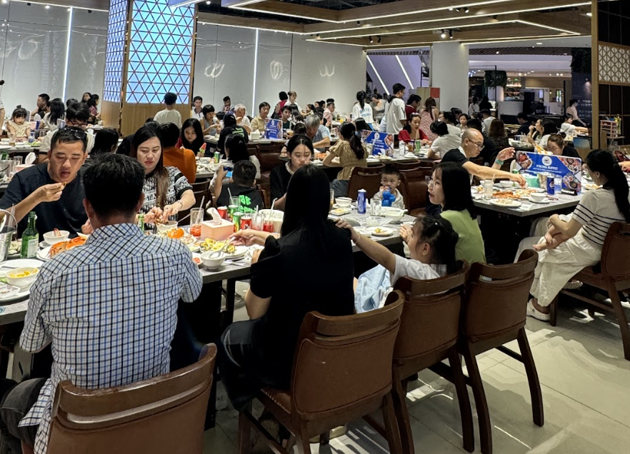 Trước Tết Nguyên đán Ất Tỵ 2025, vì sao nhiều hàng quán ở TP.HCM liên tục khai trương?- Ảnh 1. Trước Tết Nguyên đán Ất Tỵ 2025, vì sao nhiều hàng quán ở TP.HCM liên tục khai trương?- Ảnh 1.