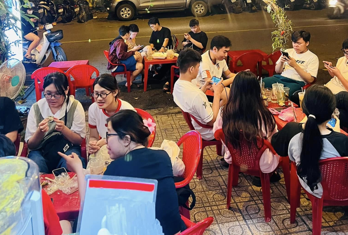 Hàng quán TP.HCM bán xuyên tết: Bạn có ở lại kiếm tiền khi lương nhân 3?- Ảnh 4. Hàng quán TP.HCM bán xuyên tết: Bạn có ở lại kiếm tiền khi lương nhân 3?- Ảnh 4.