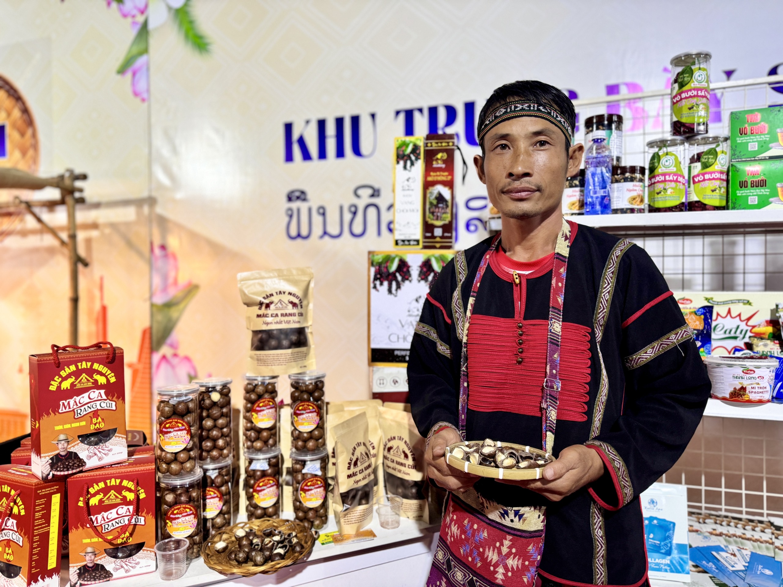 Người dân TP.HCM thưởng thức đặc sản Lào tại ngày hội du lịch văn hóa- Ảnh 13. Người dân TP.HCM thưởng thức đặc sản Lào tại ngày hội du lịch văn hóa- Ảnh 13.