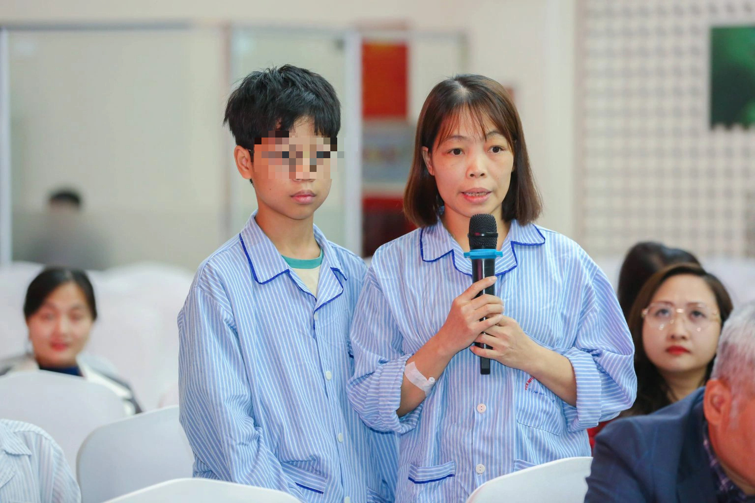 Hai mẹ con được cứu sống suốt 16 năm nhờ những giọt máu nghĩa tình - Ảnh 1. Hai mẹ con được cứu sống suốt 16 năm nhờ những người hiến máu - Ảnh 1.