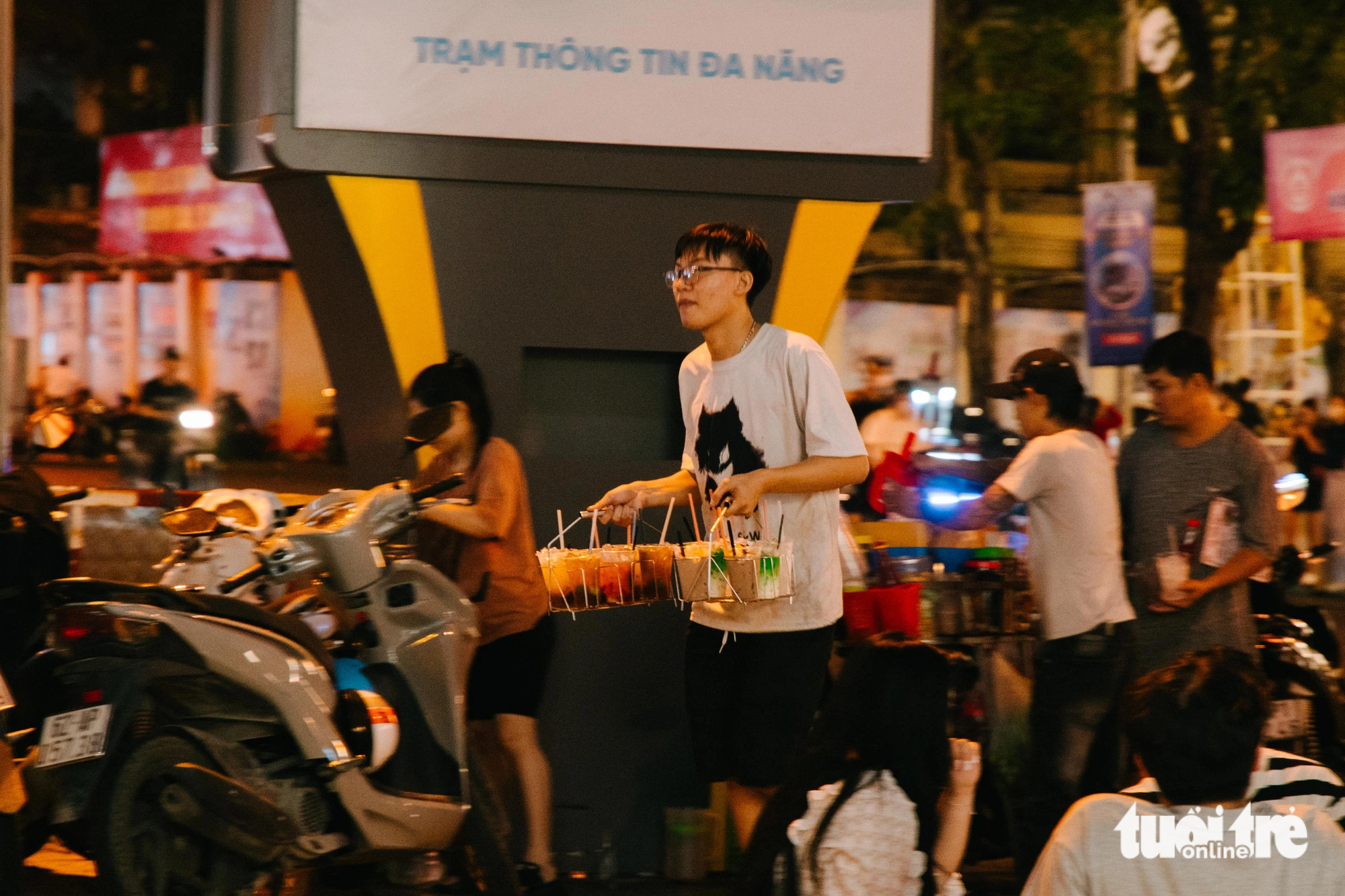 Giới trẻ đi cà phê bệt tới sáng. Niềm vui đơn giản, nỗi lo phức tạp - Ảnh 11. Giới trẻ đi cà phê bệt đêm. Niềm vui đơn giản, nỗi lo phức tạp - Ảnh 11.