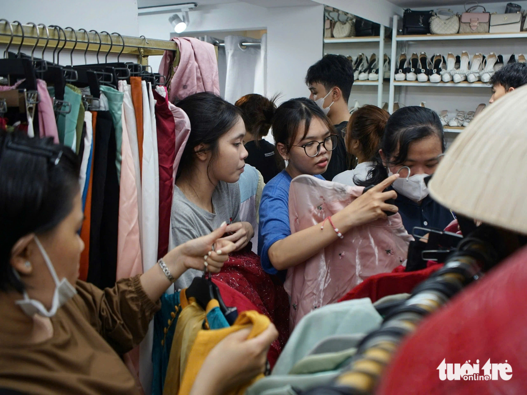 Sôi động dịch vụ cho thuê áo dài - Ảnh 3.