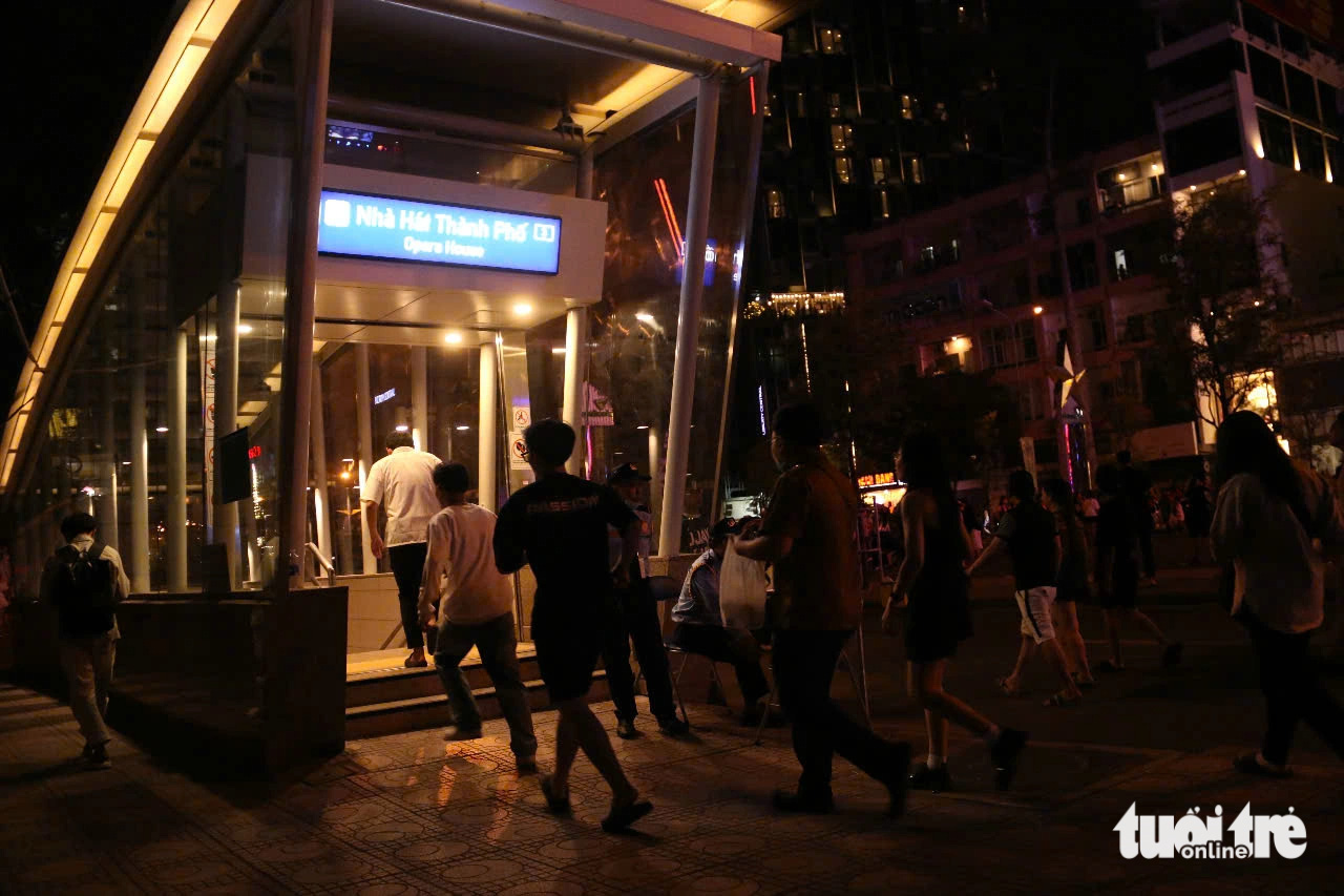 Hàng ngàn người dân trải nghiệm những chuyến tàu metro số 1 sau đêm countdown - Ảnh 2.