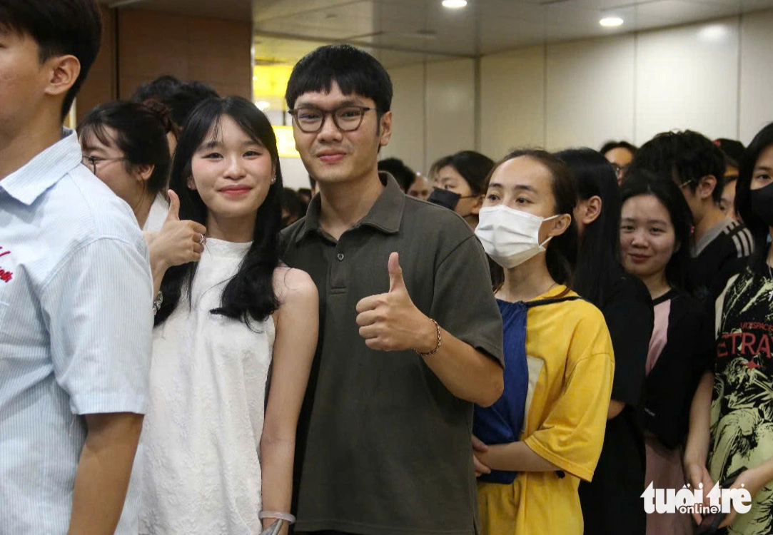 Hàng ngàn người dân trải nghiệm những chuyến tàu metro số 1 sau đêm countdown - Ảnh 6.