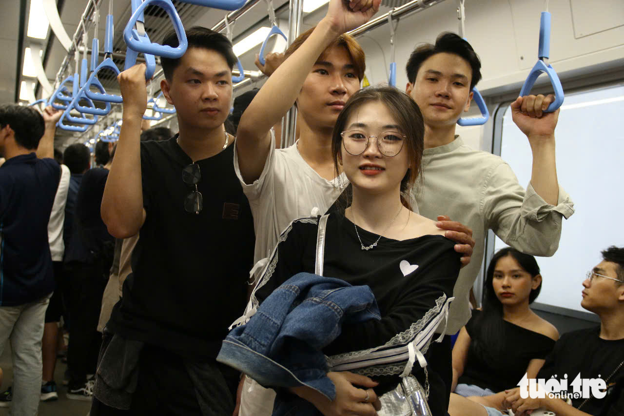 Hàng ngàn người dân trải nghiệm những chuyến tàu metro số 1 sau đêm countdown - Ảnh 8.