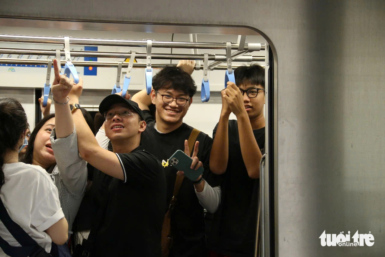 Hàng ngàn người dân trải nghiệm những chuyến tàu metro số 1 sau đêm countdown - Ảnh 10.