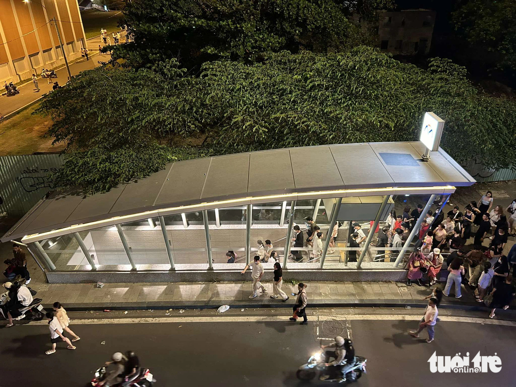 Hàng ngàn người dân trải nghiệm những chuyến tàu metro số 1 sau đêm countdown - Ảnh 13. Hàng ngàn người dân trải nghiệm những chuyến tàu metro số 1 sau đêm countdown - Ảnh 13.