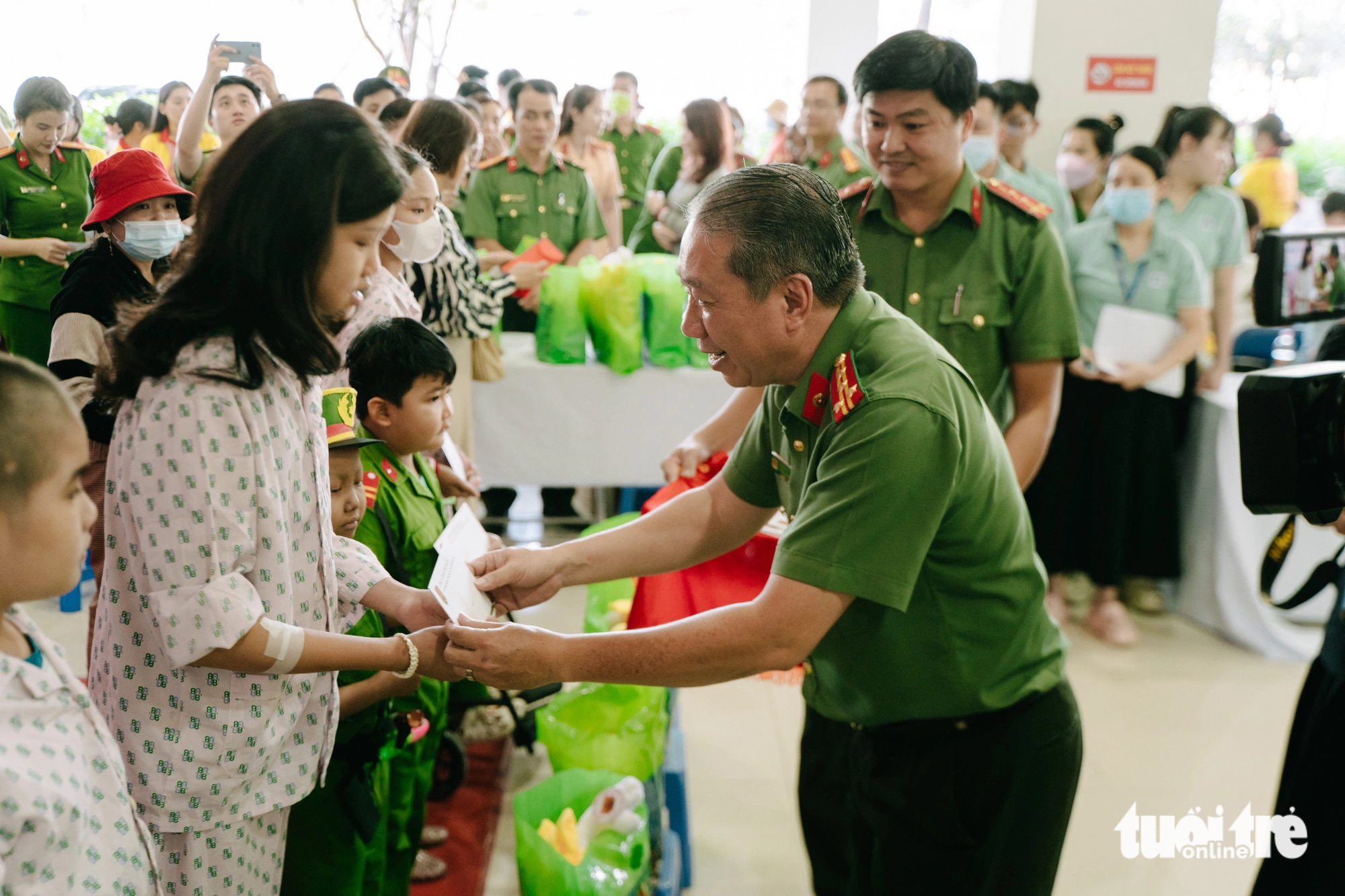 Những 'mặt trời bé con' trải nghiệm một ngày làm chiến sĩ công an nhân dân - Ảnh 2. Bệnh nhi ung thư háo hức trải nghiệm làm chiến sĩ công an - Ảnh 2.