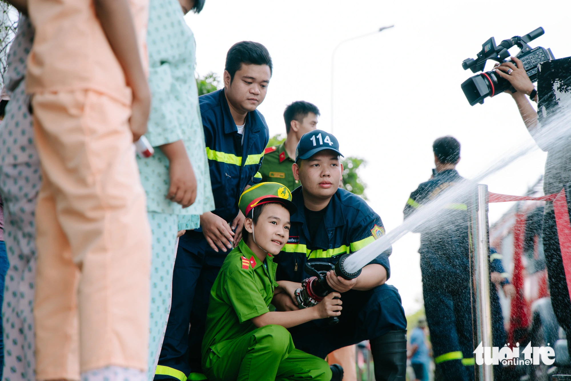 Những 'mặt trời bé con' trải nghiệm một ngày làm chiến sĩ công an nhân dân - Ảnh 1. Bệnh nhi ung thư háo hức trải nghiệm làm chiến sĩ công an - Ảnh 1.