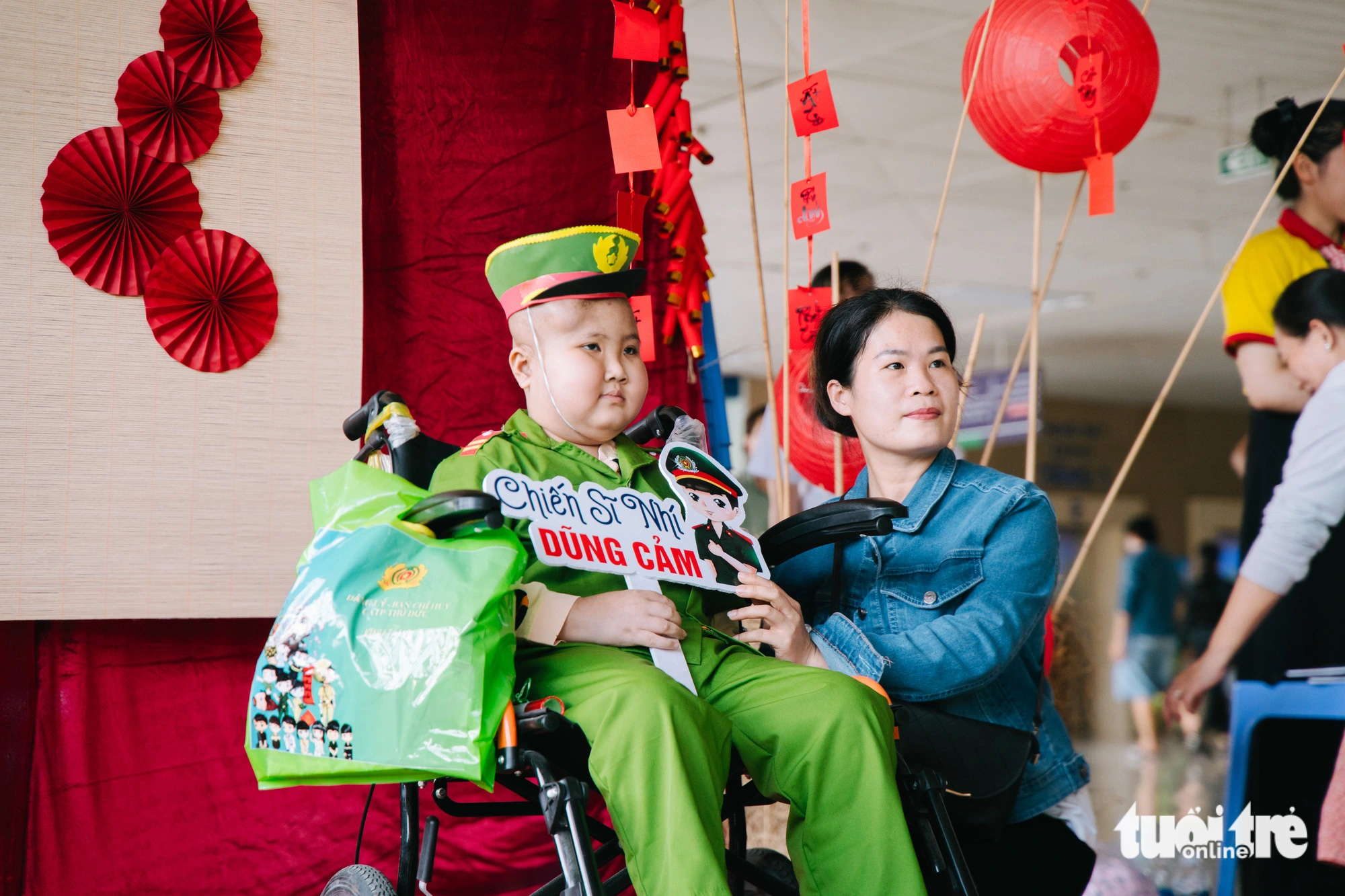 Những 'mặt trời bé con' trải nghiệm một ngày làm chiến sĩ công an nhân dân - Ảnh 3. Bệnh nhi ung thư háo hức trải nghiệm làm chiến sĩ công an - Ảnh 3.