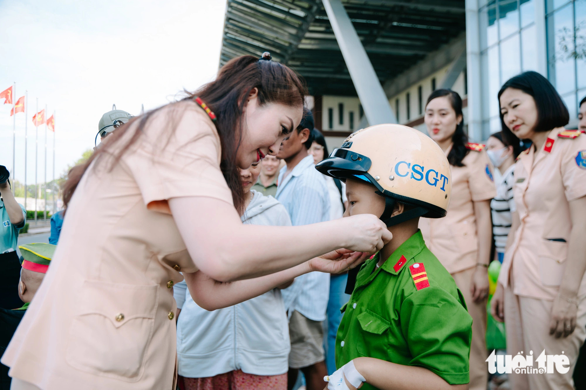 Những 'mặt trời bé con' trải nghiệm một ngày làm chiến sĩ công an nhân dân - Ảnh 4.