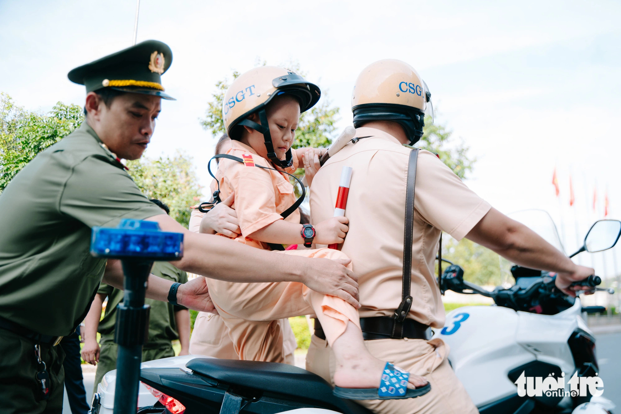 Những 'mặt trời bé con' trải nghiệm một ngày làm chiến sĩ công an nhân dân - Ảnh 5.