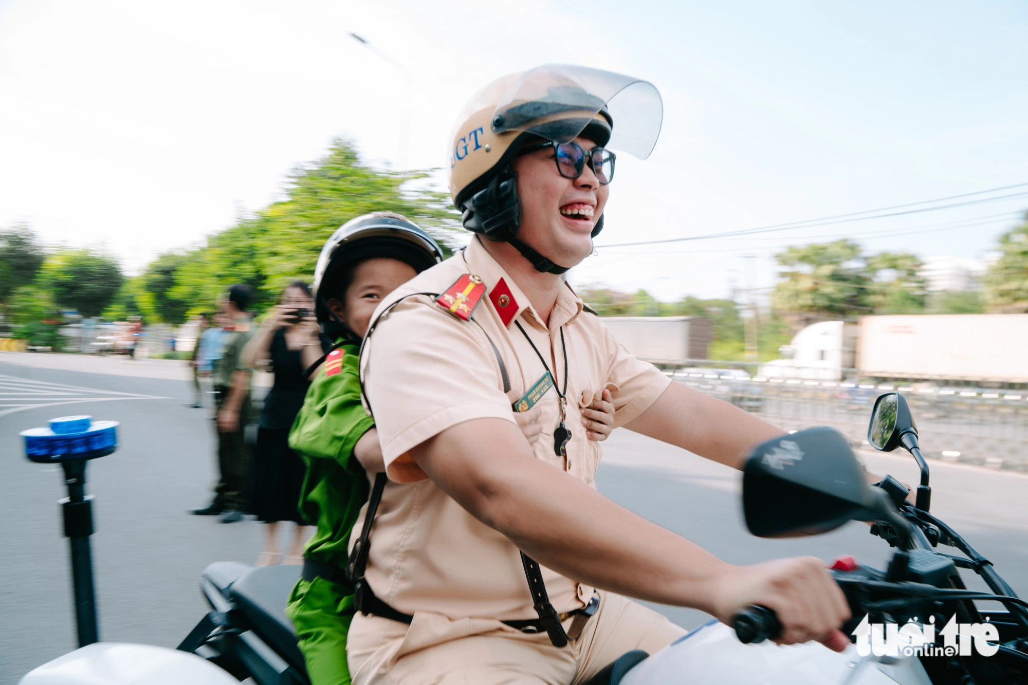 Những 'mặt trời bé con' trải nghiệm một ngày làm chiến sĩ công an nhân dân - Ảnh 6. Bệnh nhi ung thư háo hức trải nghiệm làm chiến sĩ công an - Ảnh 6.