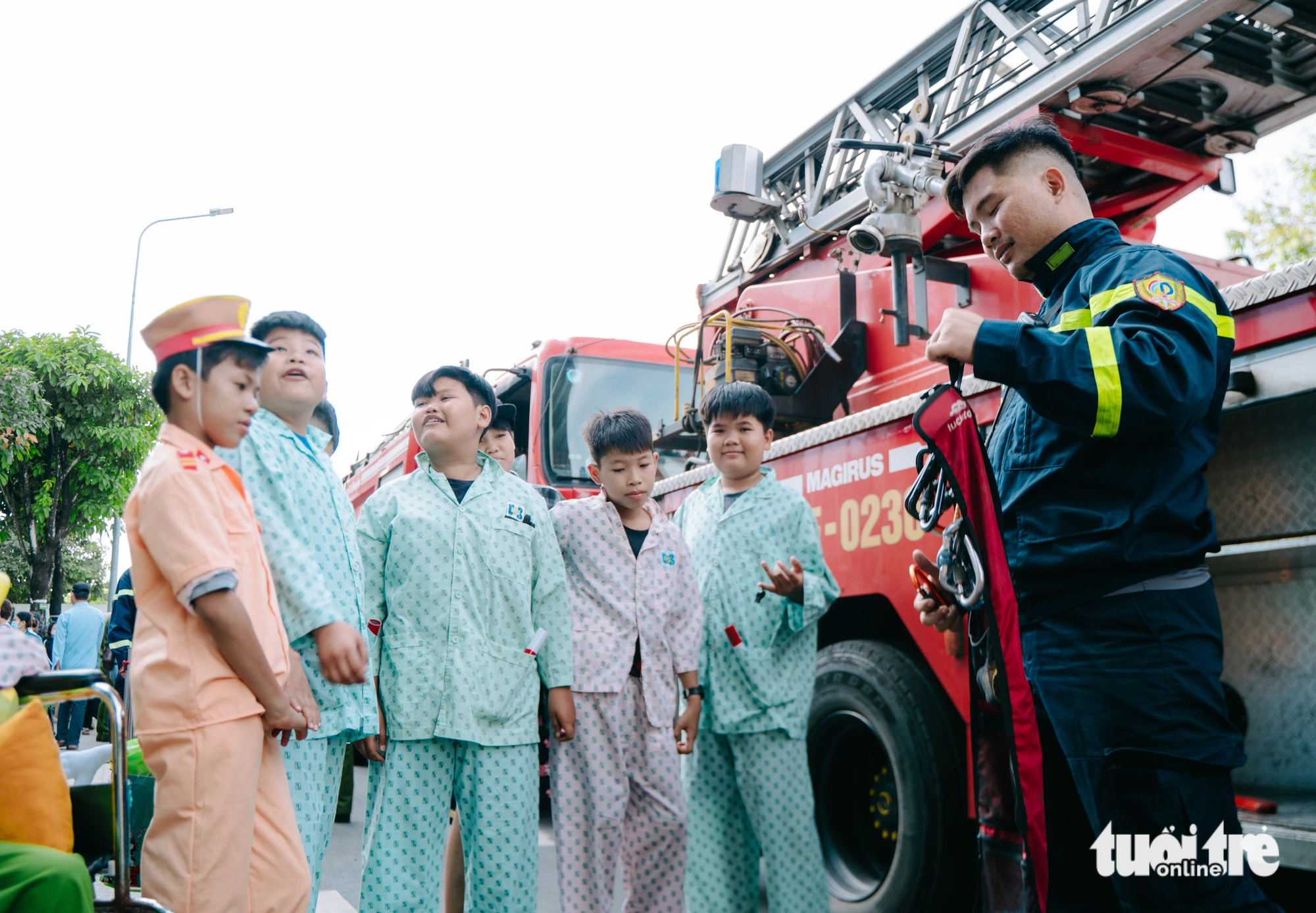 Những 'mặt trời bé con' trải nghiệm một ngày làm chiến sĩ công an nhân dân - Ảnh 7.