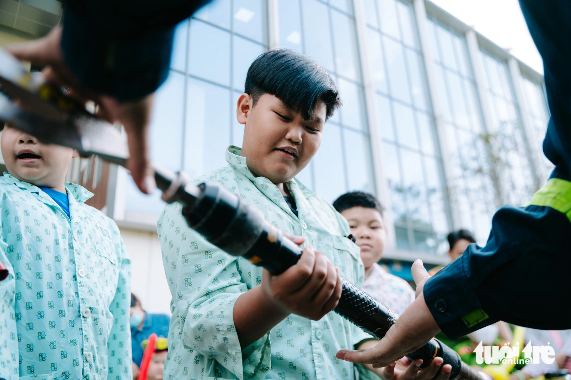 Những 'mặt trời bé con' trải nghiệm một ngày làm chiến sĩ công an nhân dân - Ảnh 8.