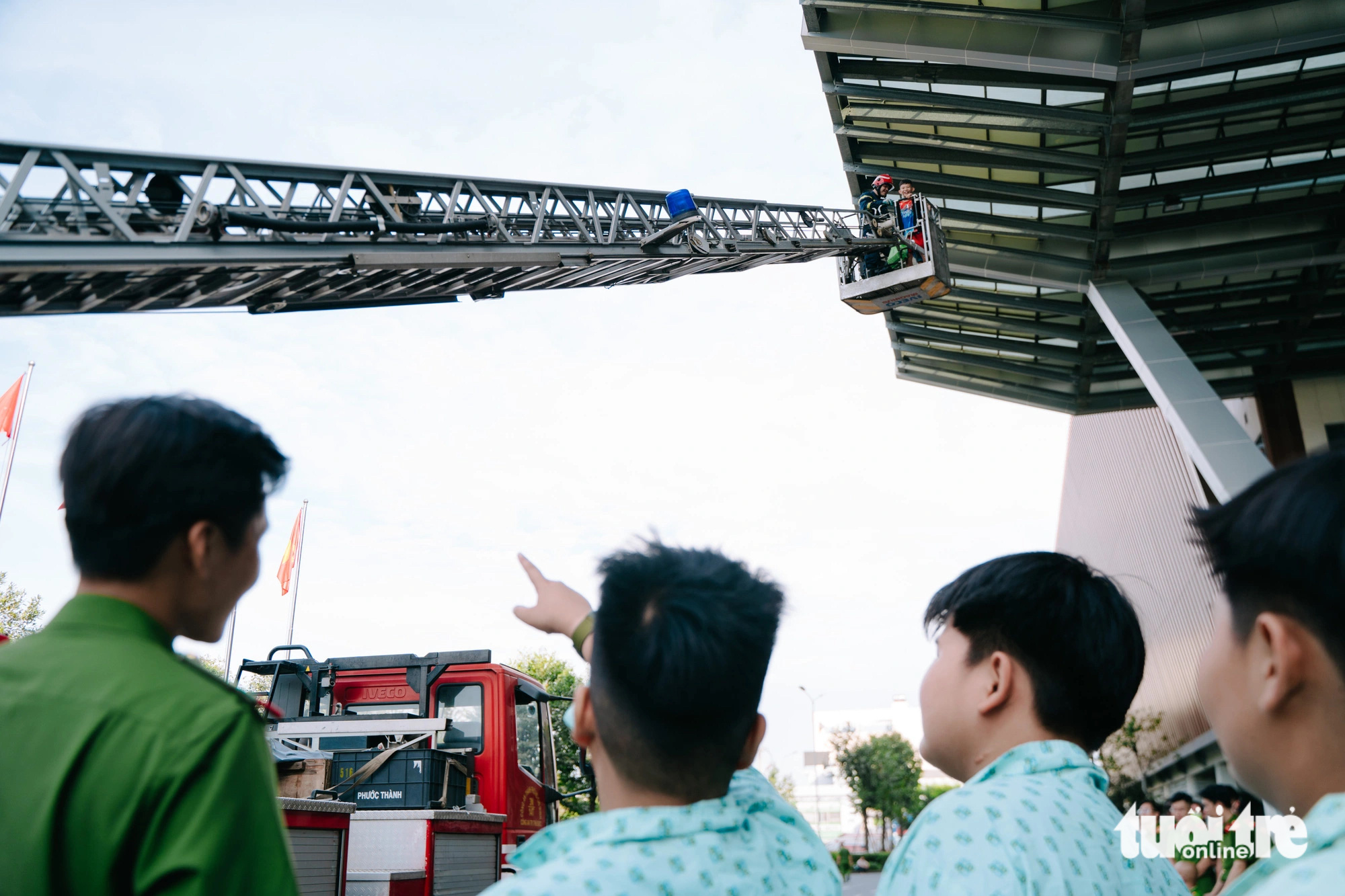 Những 'mặt trời bé con' trải nghiệm một ngày làm chiến sĩ công an nhân dân - Ảnh 9. Bệnh nhi ung thư háo hức trải nghiệm làm chiến sĩ công an - Ảnh 9.