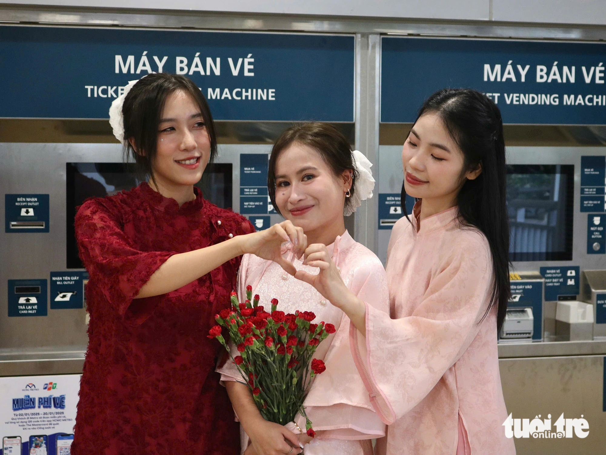 Xúng xính áo dài chụp ảnh Tết tại metro số 1 - Ảnh 1.