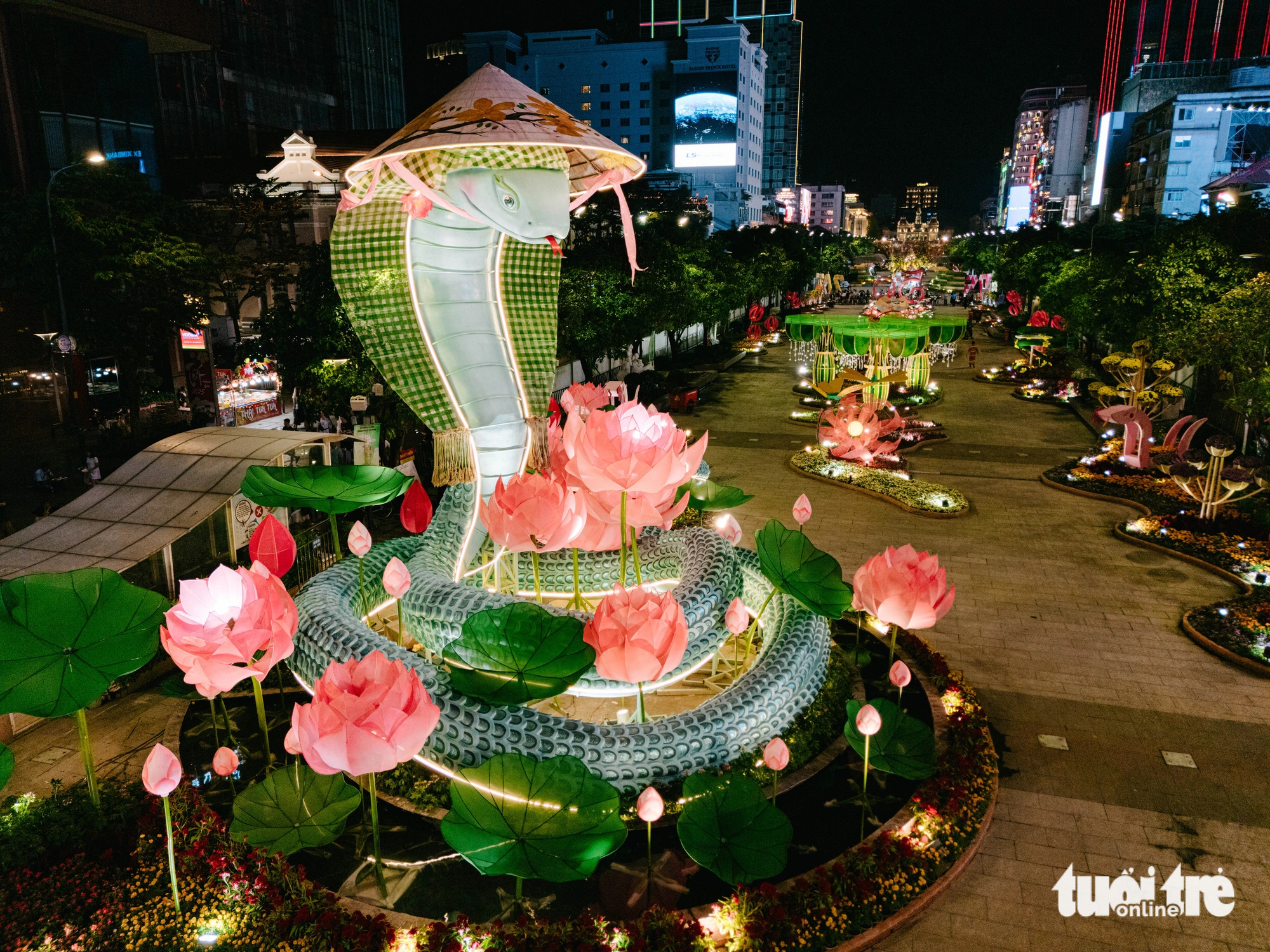 Các 'bé Tỵ' lên đèn lung linh sẵn sàng đón người dân tham quan tại đường hoa Nguyễn Huệ - Ảnh 1. Đường hoa Nguyễn Huệ, TP.HCM đã sẵn sàng cho giờ khai mạc - Ảnh 1.