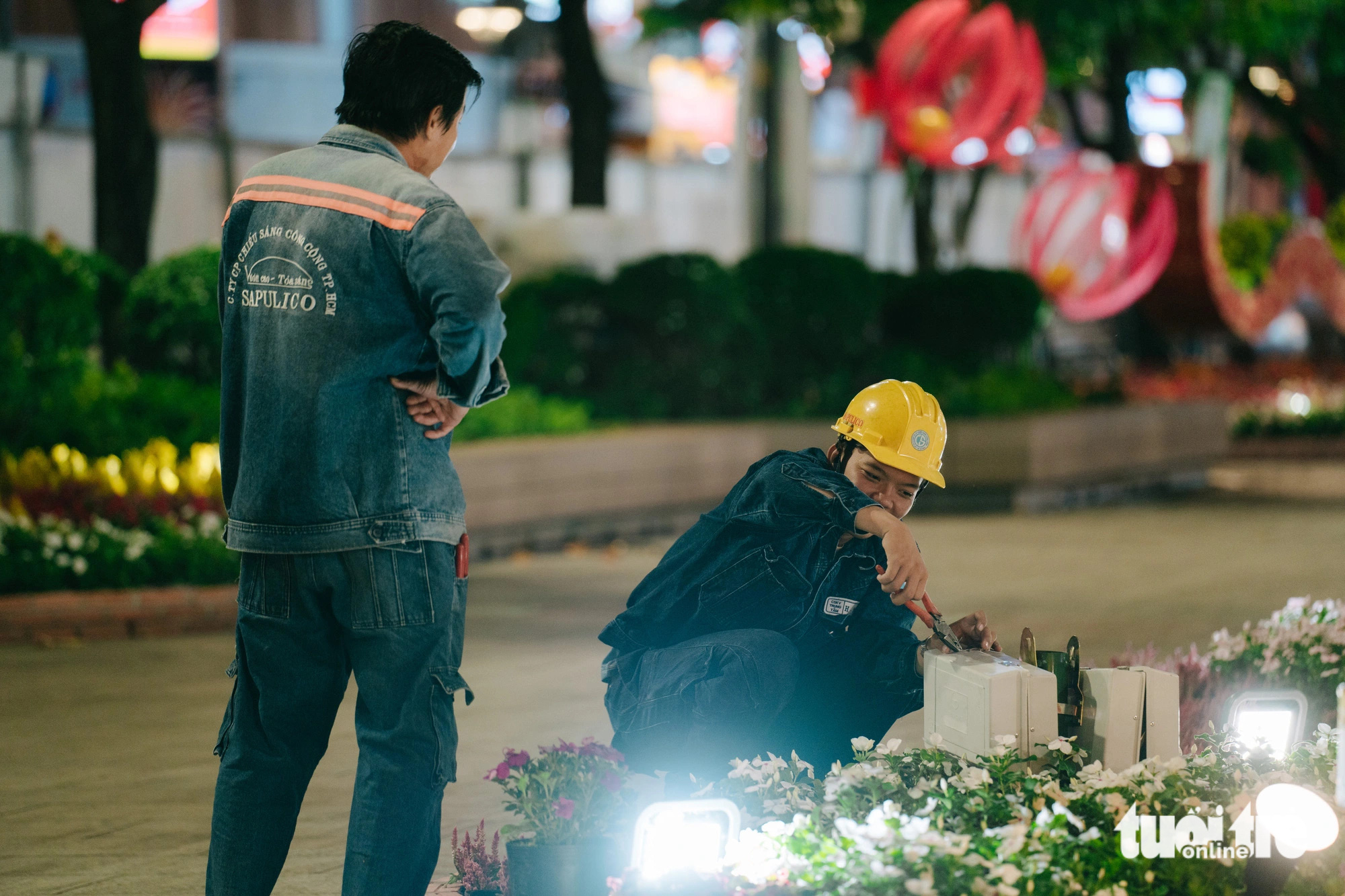 Các 'bé Tỵ' lên đèn lung linh sẵn sàng đón người dân tham quan tại đường hoa Nguyễn Huệ - Ảnh 10. Đường hoa Nguyễn Huệ, TP.HCM đã sẵn sàng cho giờ khai mạc - Ảnh 12.