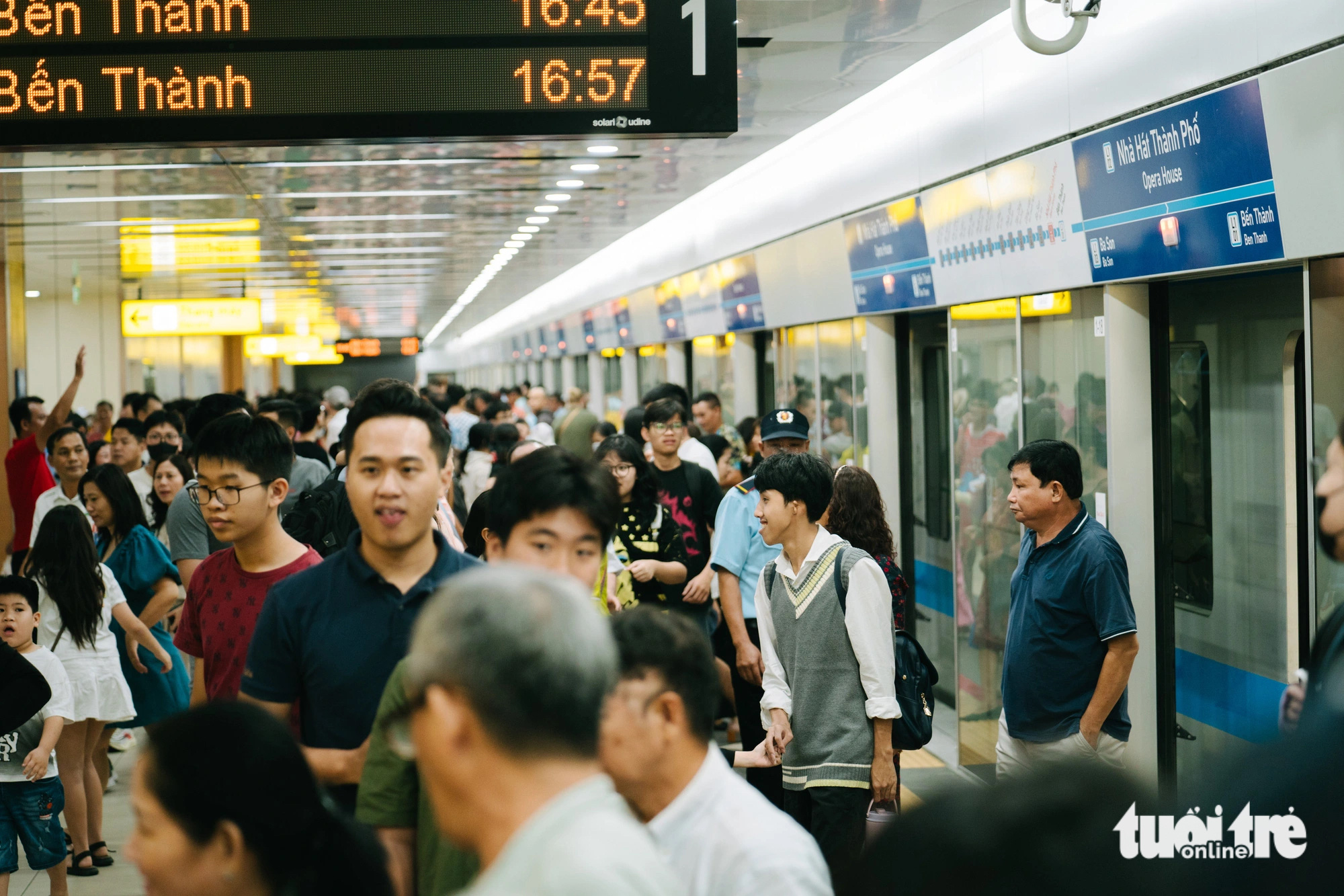 Ke ga Metro Nhà hát TP.HCM đón nườm nượp người dân, du khách đi chơi đường hoa Nguyễn Huệ - Ảnh 2. Metro nườm nượp người đi chơi Đường hoa Nguyễn Huệ - Ảnh 2.