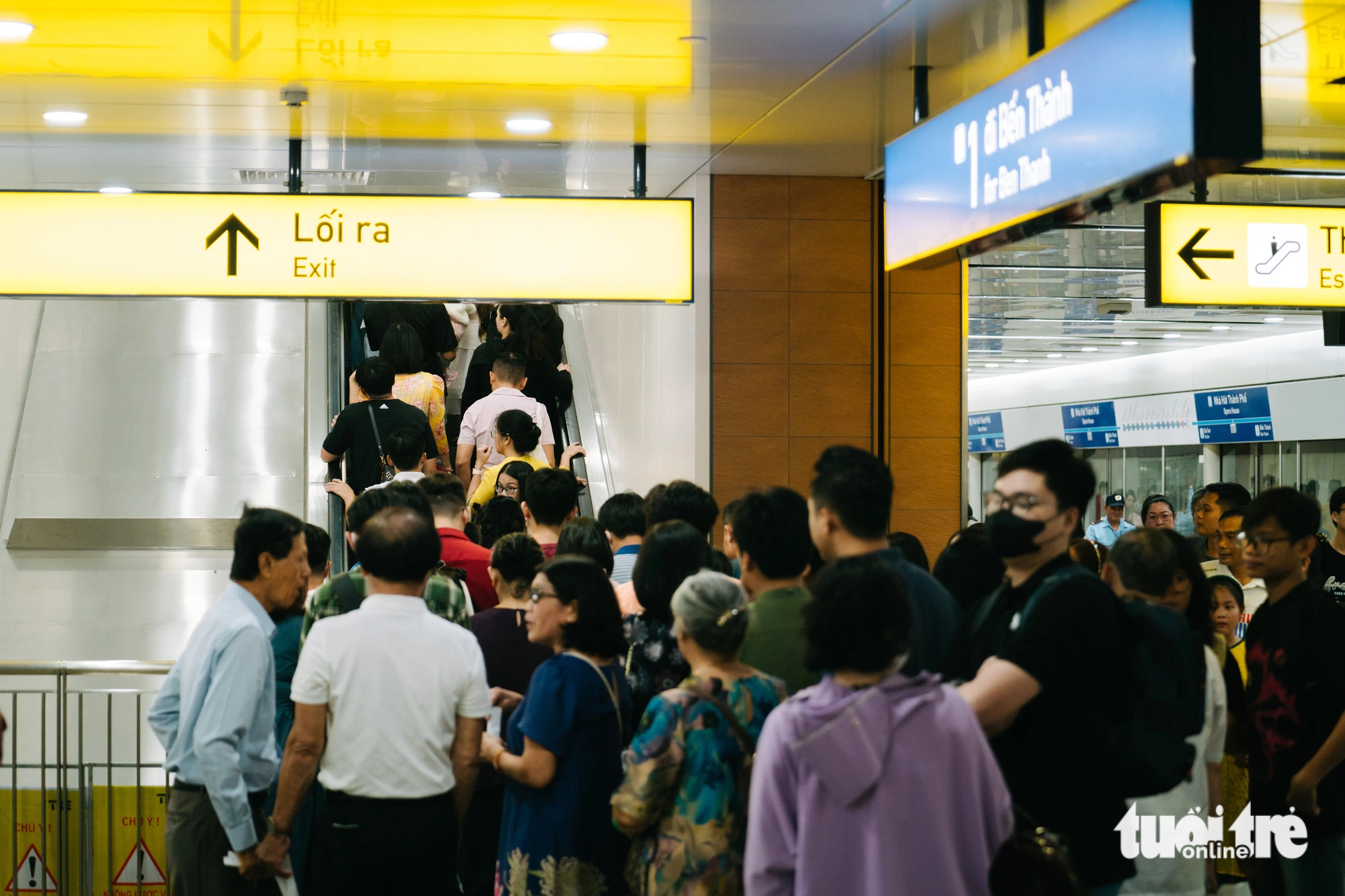 Ke ga Metro Nhà hát TP.HCM đón nườm nượp người dân, du khách đi chơi đường hoa Nguyễn Huệ - Ảnh 3. Metro nườm nượp người đi chơi Đường hoa Nguyễn Huệ - Ảnh 3.