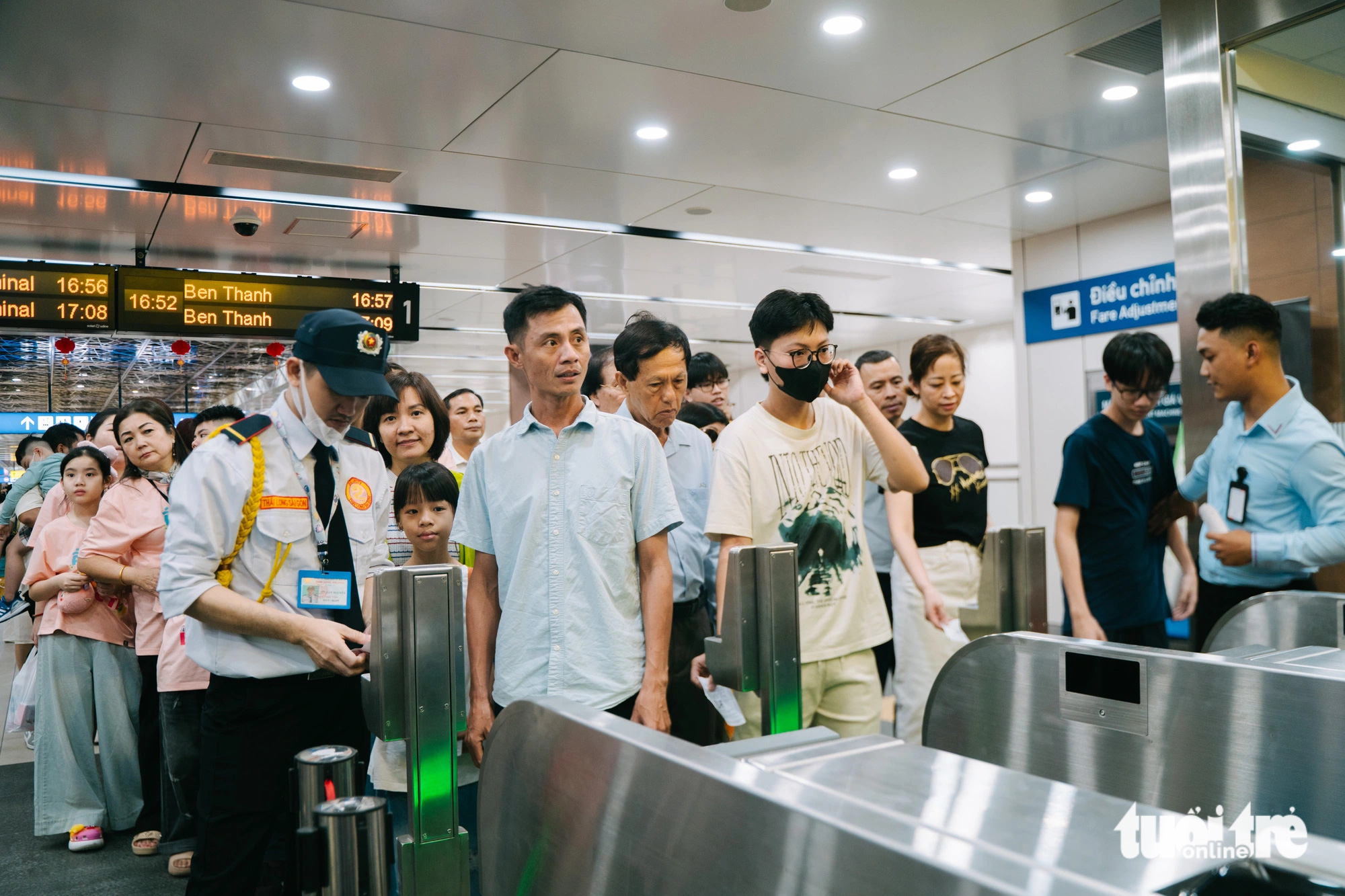 Ke ga Metro Nhà hát TP.HCM đón nườm nượp người dân, du khách đi chơi đường hoa Nguyễn Huệ - Ảnh 4. Metro nườm nượp người đi chơi Đường hoa Nguyễn Huệ - Ảnh 4.