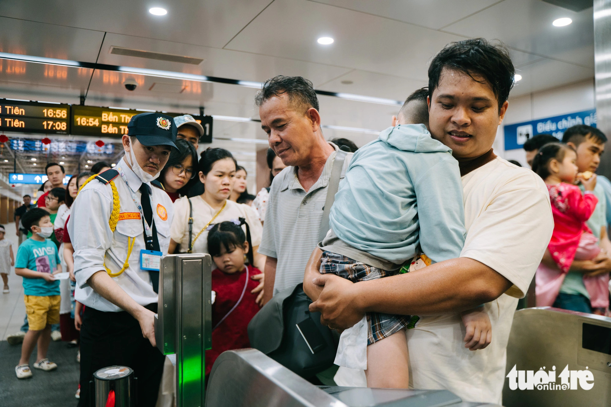 Ke ga Metro Nhà hát TP.HCM đón nườm nượp người dân, du khách đi chơi đường hoa Nguyễn Huệ - Ảnh 5. Metro nườm nượp người đi chơi Đường hoa Nguyễn Huệ - Ảnh 5.
