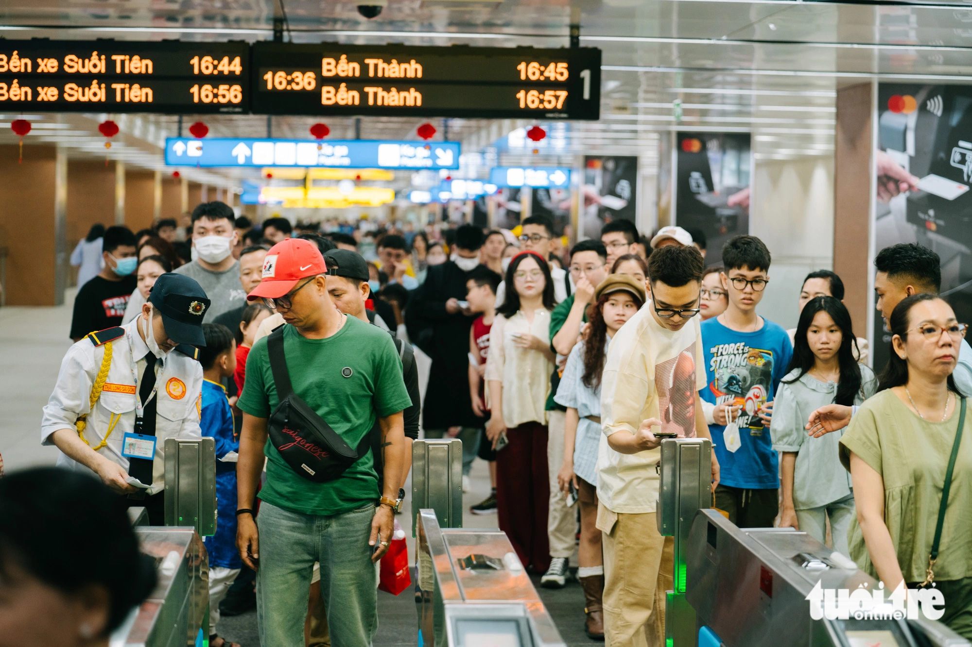 Ke ga Metro Nhà hát TP.HCM đón nườm nượp người dân, du khách đi chơi đường hoa Nguyễn Huệ - Ảnh 6. Metro nườm nượp người đi chơi Đường hoa Nguyễn Huệ - Ảnh 6.