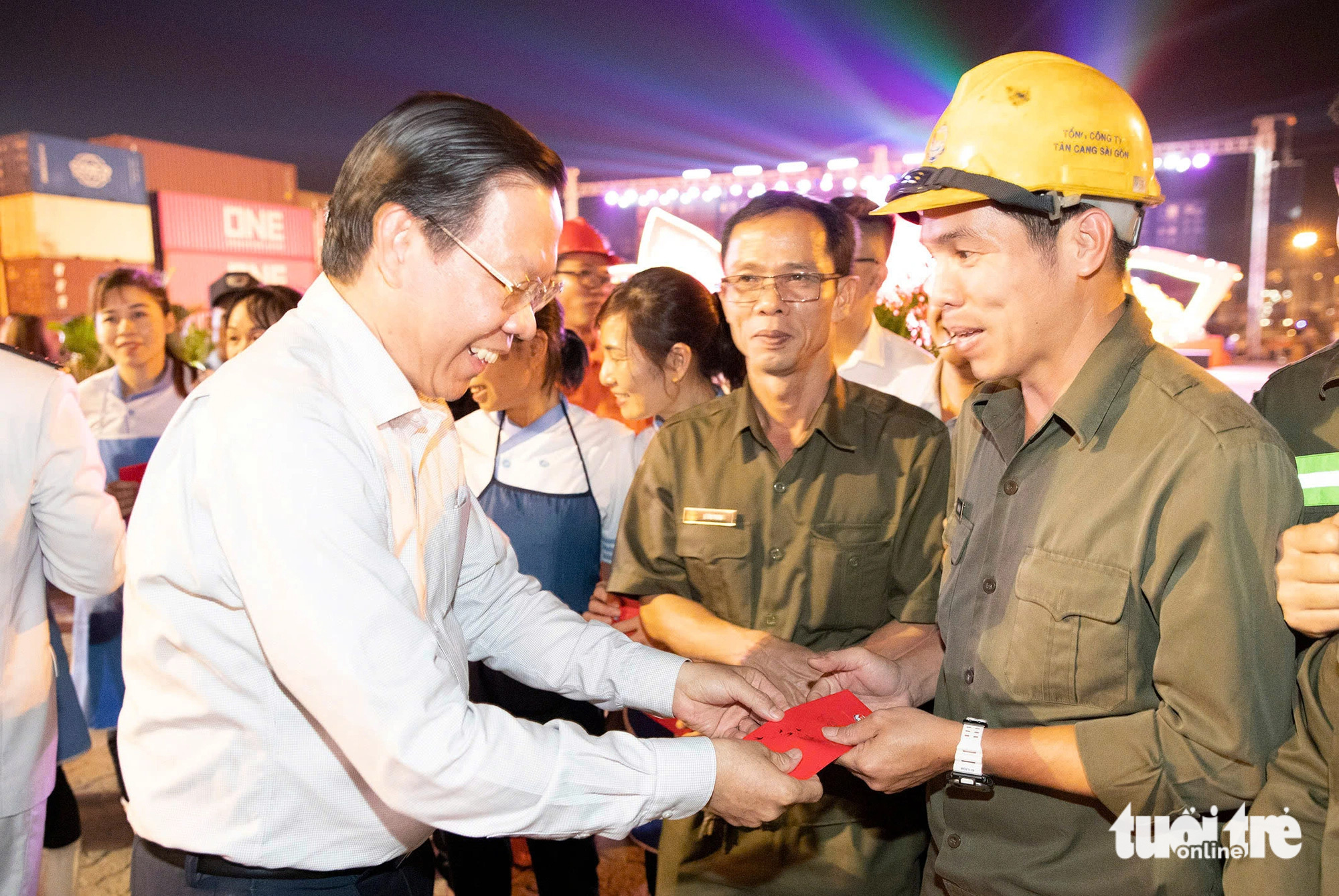 Hơn 1.000 người làm việc trong đêm giao thừa tại cảng Cát Lái - Ảnh 3.