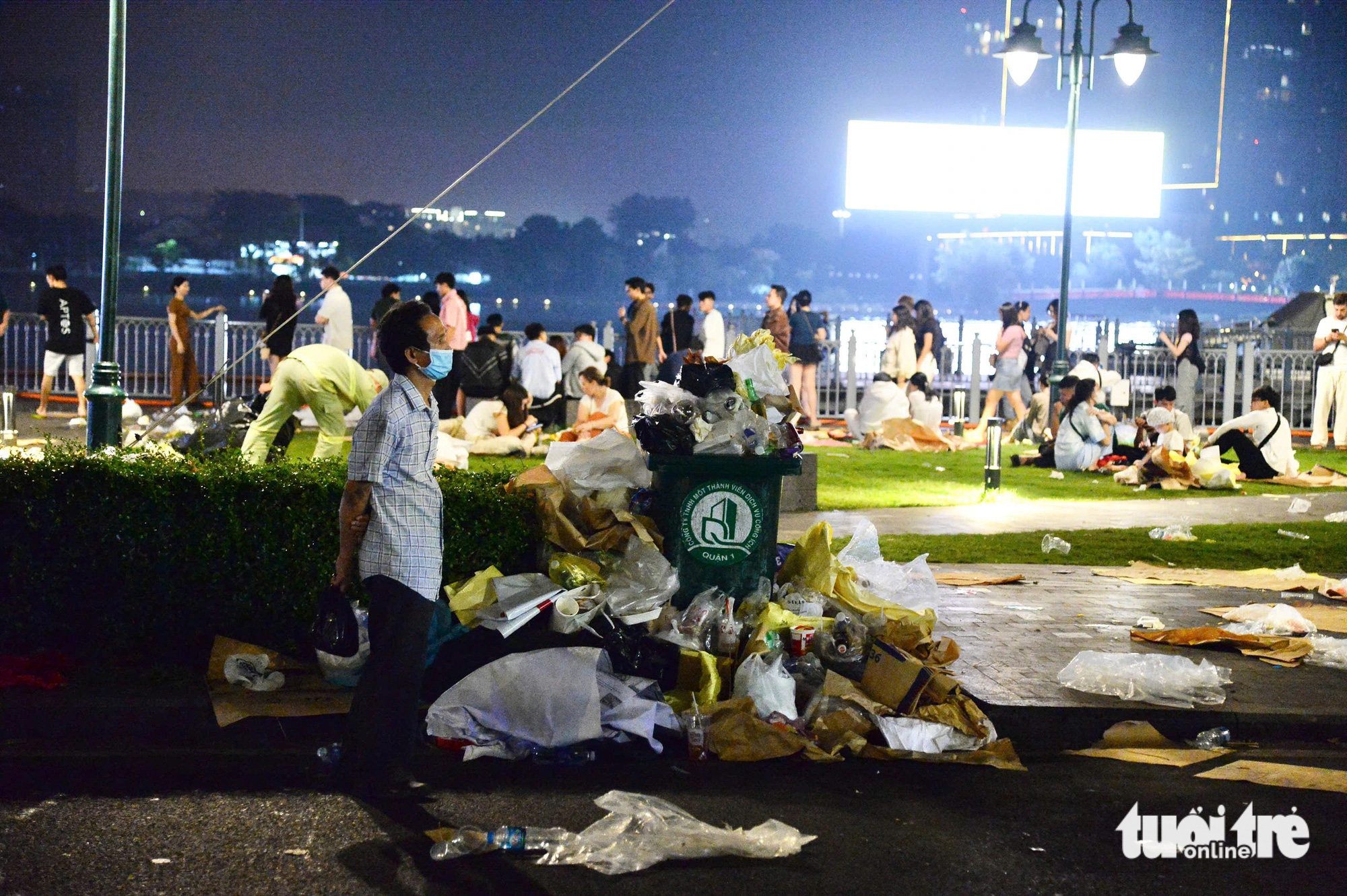Rác sau pháo hoa giao thừa giảm, nhưng còn nhếch nhác lắm! - Ảnh 4. Rác sau pháo hoa giao thừa giảm, nhưng còn nhếch nhác lắm! - Ảnh 4.