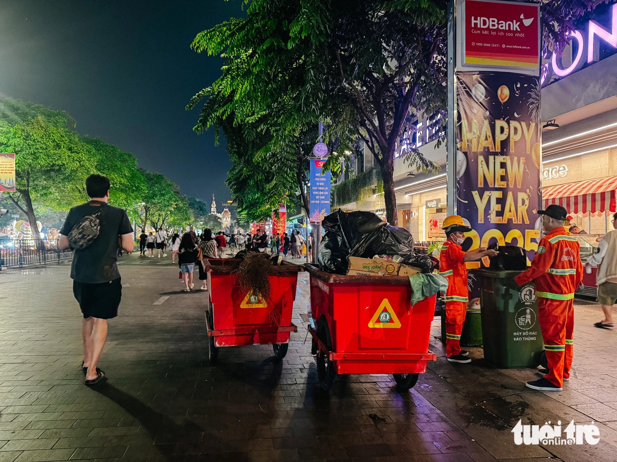 Rác sau pháo hoa giao thừa giảm, nhưng còn nhếch nhác lắm! - Ảnh 8. Rác sau pháo hoa giao thừa giảm, nhưng còn nhếch nhác - Ảnh 8.