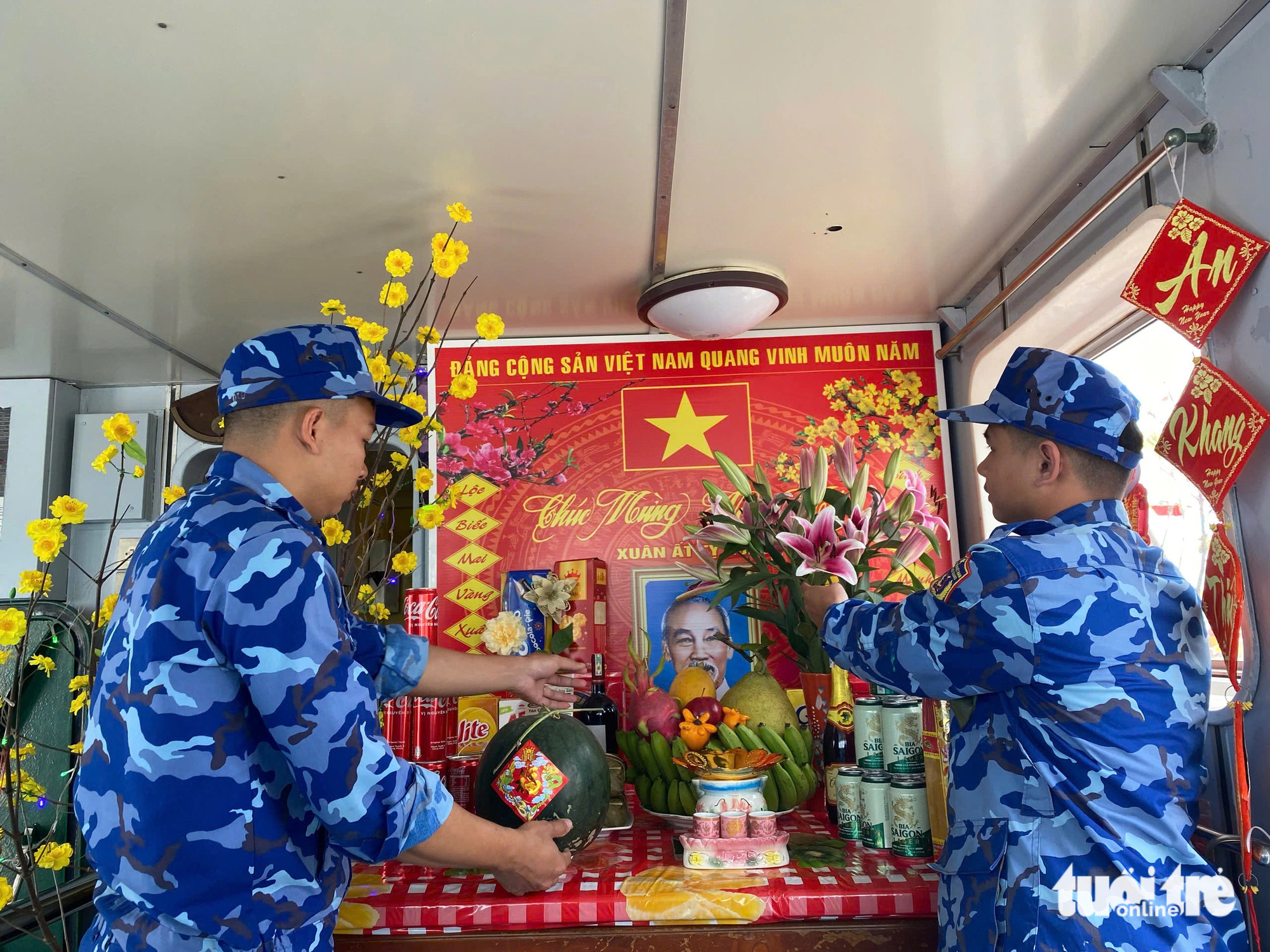 Lính xa nhà đón Tết với trò chơi bắt vịt, đẩy gậy, gói bánh chưng nhưng không quên nhiệm vụ - Ảnh 1.
