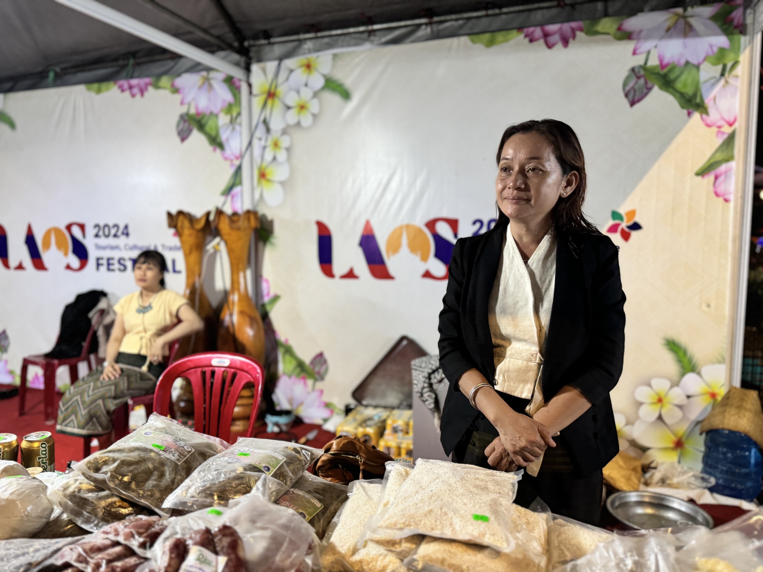 Người dân TP.HCM thưởng thức đặc sản Lào tại ngày hội du lịch văn hóa- Ảnh 6. Người dân TP.HCM thưởng thức đặc sản Lào tại ngày hội du lịch văn hóa- Ảnh 6.