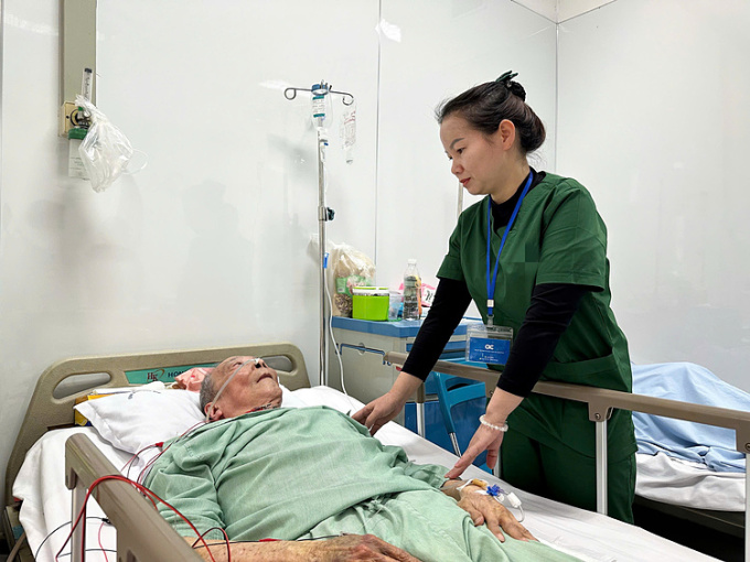 Buổi đêm thường là thời điểm vất vả nhất khi chăm người bệnh. Ảnh: Thúy Quỳnh