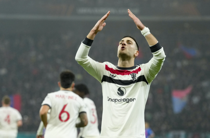 Diogo Dalot mừng bàn mở tỷ số. Ảnh: AP