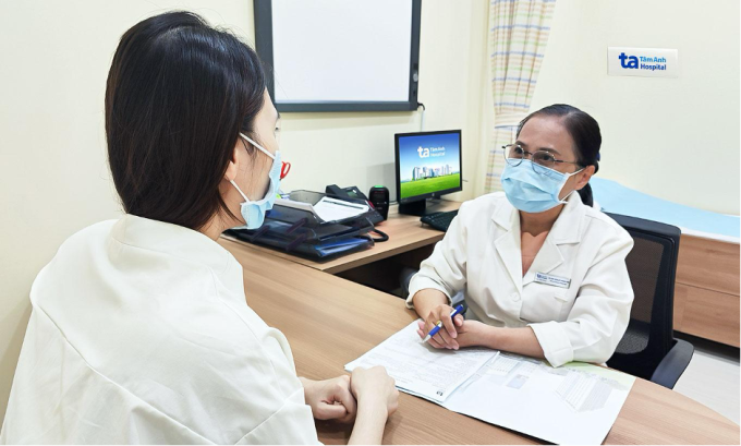 Bác sĩ khám cho người bệnh đau đầu. Ảnh: Phòng khám Đa khoa Tâm Anh Quận 7