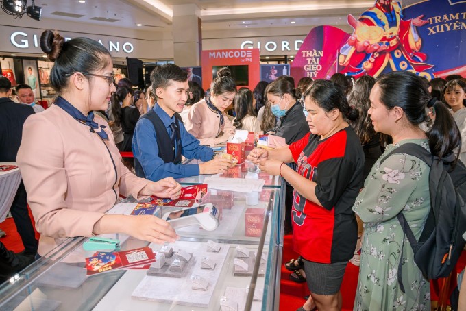 Hàng trăm khách hàng tham gia săn lộc vàng may mắn tại Trạm tài lộc xuyên Việt của PNJ. Ảnh: PNJ