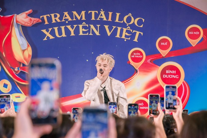 Cá sĩ khách mời tại Trạm tài lộc xuyên Việt của PNJ. Ảnh: PNJ