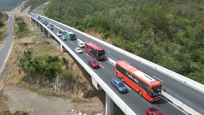 Các xe ùn tắc đang di chuyển chậm qua cầu bên rừng Đá Bạc tiến về hầm Núi Vung, 12h trưa. Ảnh: Việt Quốc