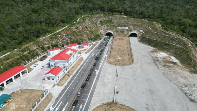 Dòng xe di chuyển từ 2 làn gòm thành 1 làn khi vào hầm Núi Vung, tỉnh Ninh Thuận. Ảnh: Việt Quốc