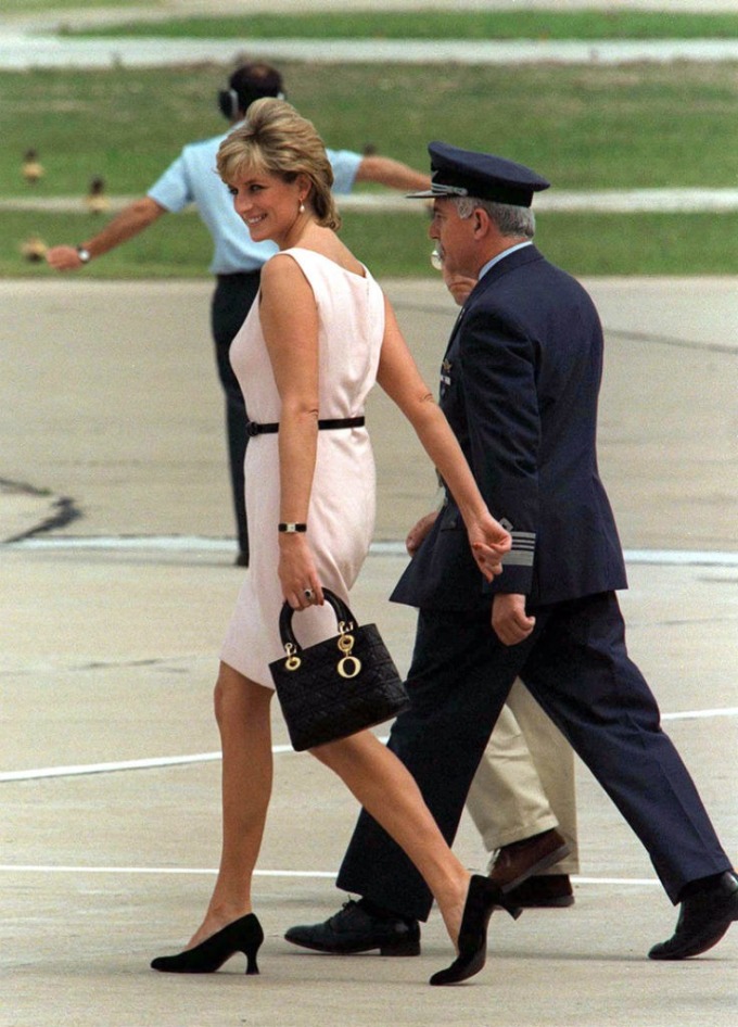 Công nương Diana xách chiếc túi Lady Dior rời sân bay Buenos Aires, Argentina, tháng 11/1995. Ảnh: SIPA