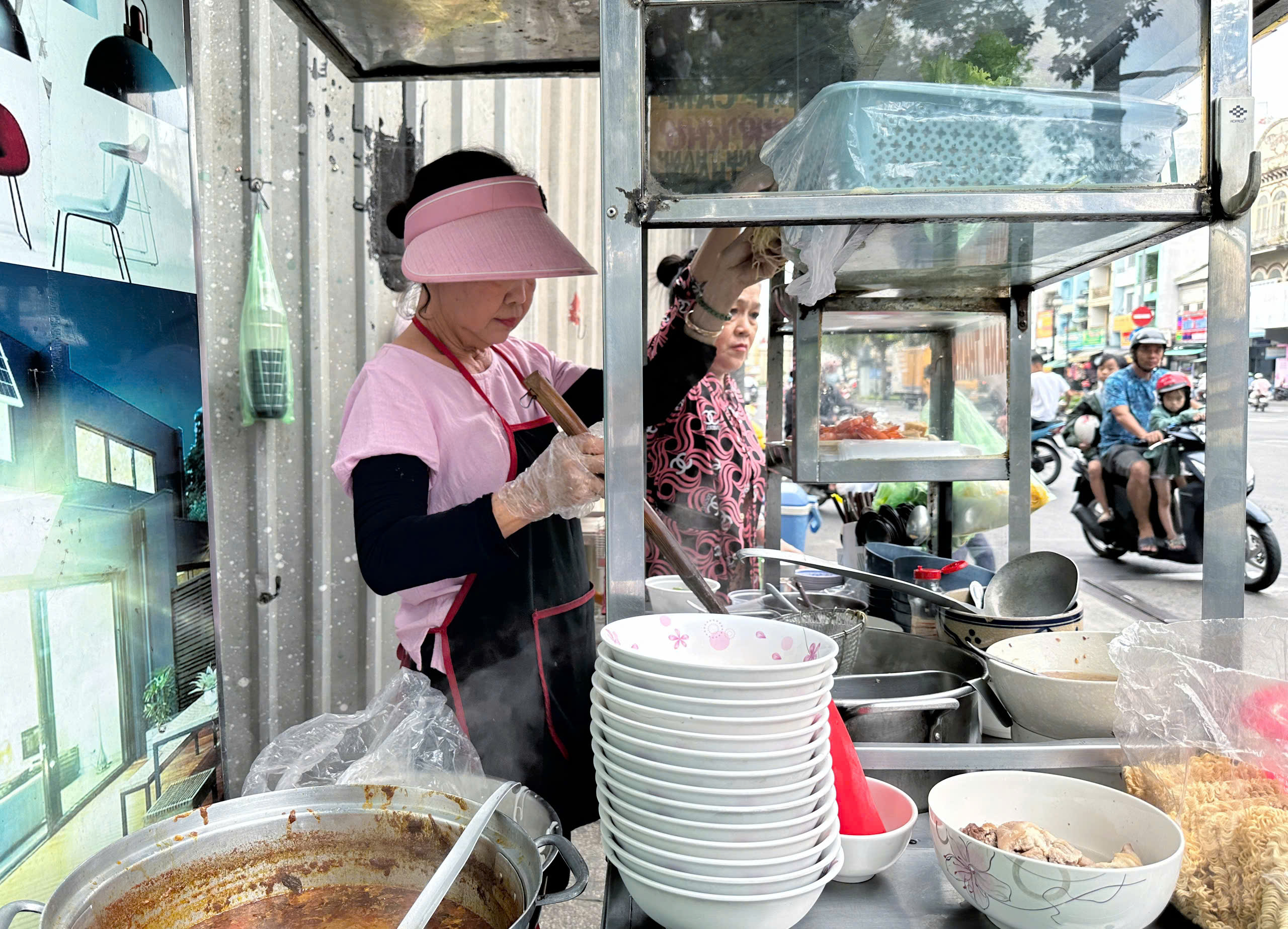 Khách đăng đàn bóc phốt quán vỉa hè TP.HCM 'chém kinh khủng': Chủ quán nói gì?- Ảnh 2. Khách đăng đàn bóc phốt quán vỉa hè TP.HCM 'chém kinh khủng': Chủ quán nói gì?- Ảnh 2.