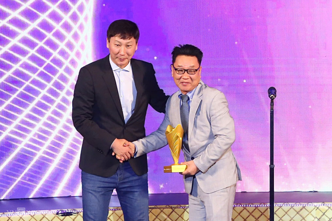 HLV Kim Sang-sik (trái) trao giải chuyên gia nước ngoài xuất sắc cho cựu HLV đội tuyển bắn súng Việt Nam Park Chung-gun (phải) tại Gala Cup Chiến thắng 2024, tối 10/1. Ảnh: Hiếu Lương