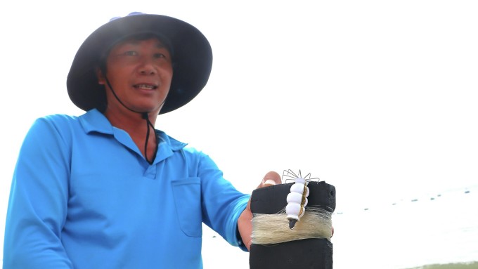 Con mồi giả gắn tua lưỡi câu xung quanh được ngư dân Phan Thiết dùng để câu bạch tuộc. Ảnh: Tư Huynh